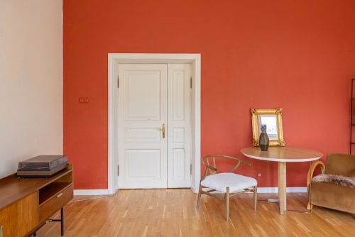 Guide pratique : choisir et appliquer la peinture idéale pour sublimer votre porte en bois