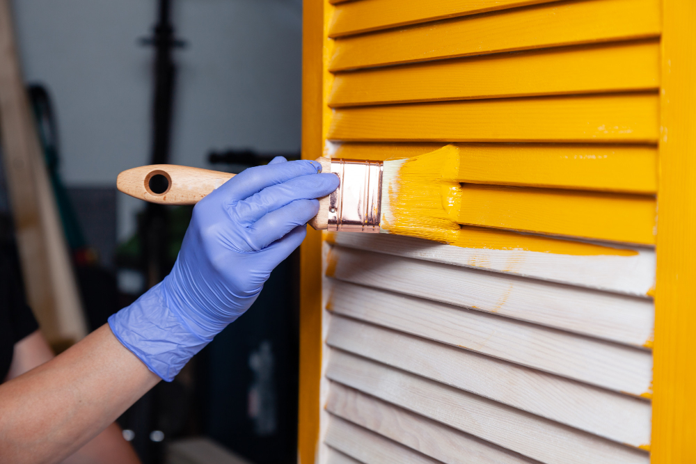 bien choisir et appliquer la peinture idéale pour sublimer votre porte en bois