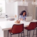 cuisine avec un îlot central avec coin repas