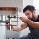méthodes efficaces et conseils pratiques pour Réparer une fuite d'eau sur un raccord