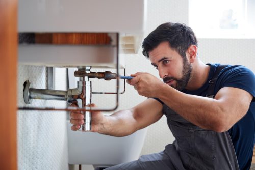 Réparer une fuite d&rsquo;eau sur un raccord : méthodes efficaces et conseils pratiques